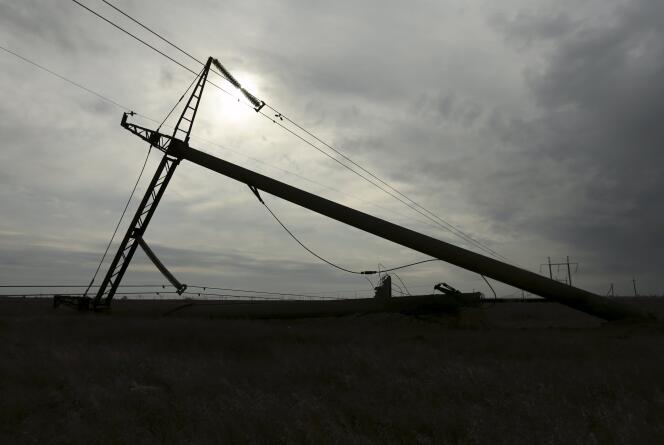 Un pylône électrique endommagé près d'un village de Tchonhar, dans la région de Kherson, en Ukraine, lundi.