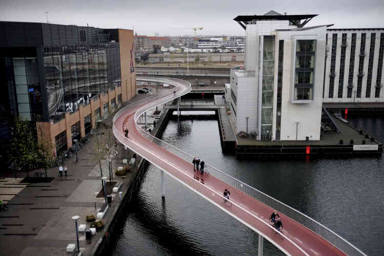 La piste cyclable aérienne de 220 mètres de long, surplombe de quatre mètres les eaux du port. Elle permet aux cyclistes et aux pietons de gagner sans embouteillages et désagrements le centre ville.