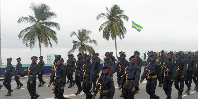 Défilé des jeunes de l'Académie militaire de Libreville, au Gabon, le 17 août 2012/