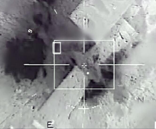 Image d'une frappe d'un Mirage 2000 contre une position de l'Etat islamique à Rakka, en Syrie, fournie par l'armée française, le 23 novembre 2015.
