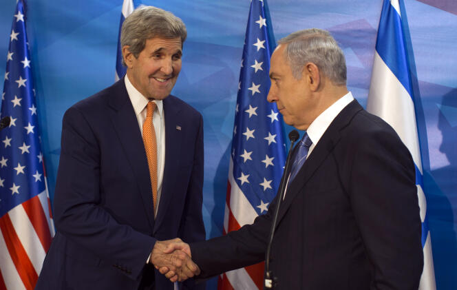 Le secrétaire d'Etat américain John Kerry (à gauche) rencontrait le premier ministre israélien Benyamin Nétanyahou, mardi 24 novembre.