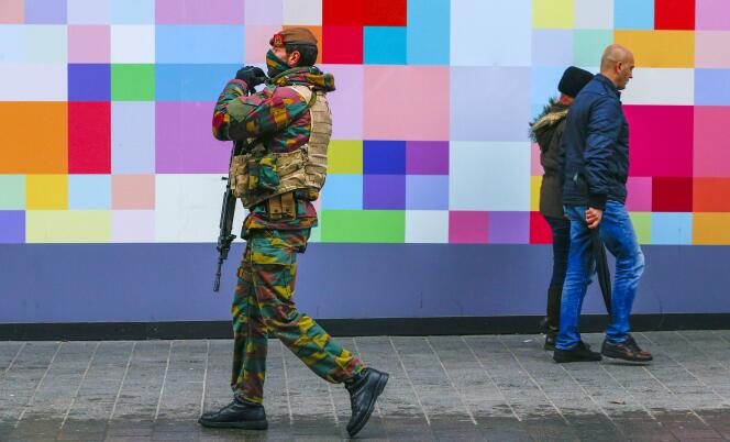 Un soldat belge patrouille dans les rues de Bruxelles, le 24 novembre.