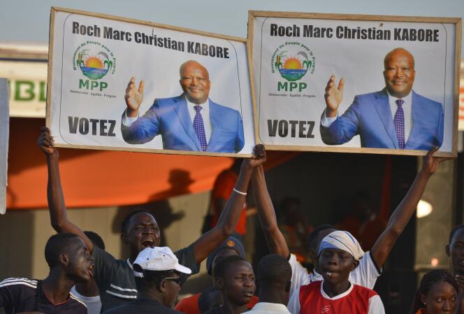 A Ouagadougou, affiche de Roch Marc Christian Kabore, candidat à la présidentielle burkinabé du 29 novembre 2015.