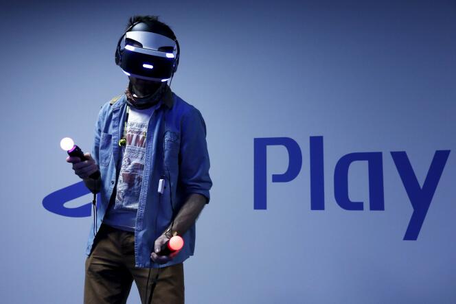 Un utilisateur de casque PlayStation VR lors d'un essai sur un salon public.