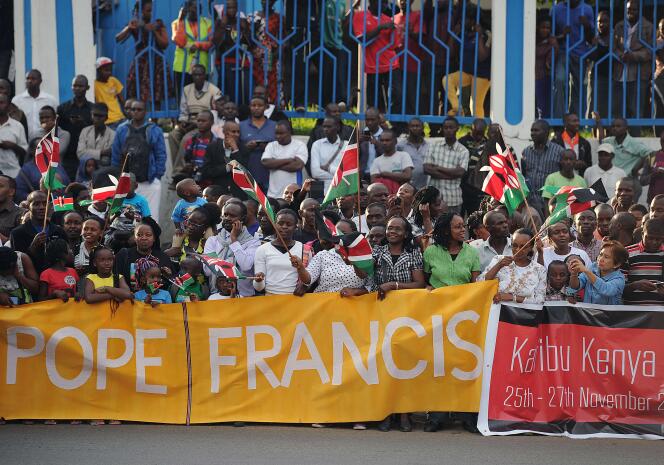 Une foule de Kenyans attend le Pape Francis à Nairobi le 25 novembre 2015.