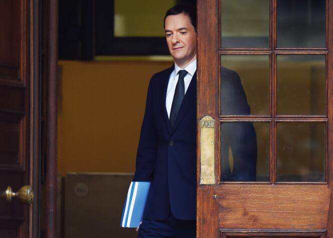 Le Ministre des finances George Osborne, budget en main, à Londres le 25 novembre 2015.