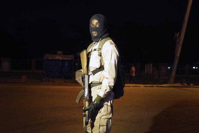 Bamako, le 24 novembre 2015. La Garde Nationale du Mali fait des contrôles de véhicules dans les rues de la capitale.