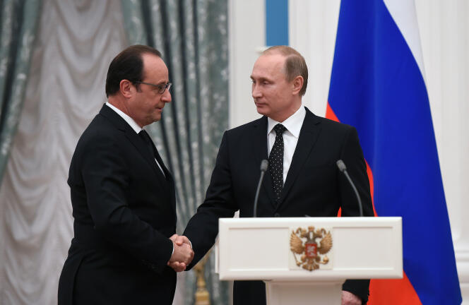 Vladimir Poutine (droite) serre la main de François Hollande, le 26 novembre 2015 à Moscou, Russie