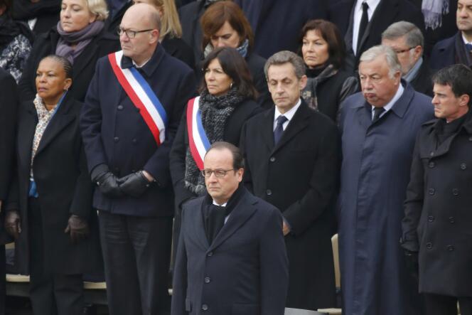 Le président François Hollande devant les membres du gouvernement mais aussi l'ancien chef de l'Etat Nicolas Sarkozy et la maire de Paris Anne Hidalgo, le 27 novembre lors de l'hommade de la nation aux victimes des attentats du 13 novembre.