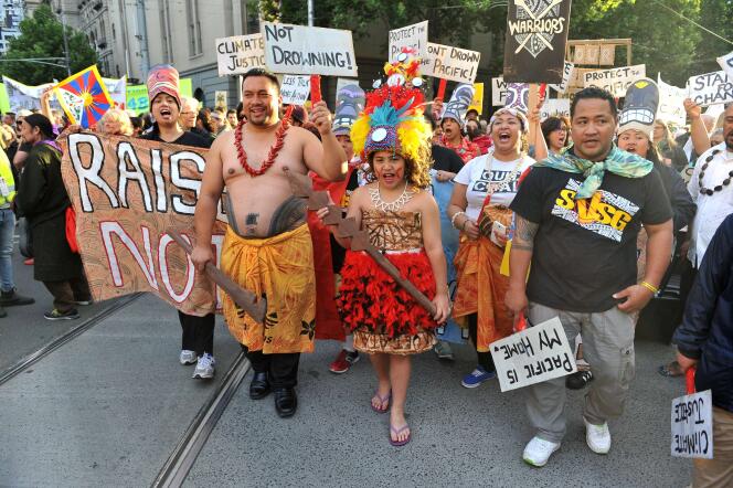 Des habitants des îles du Pacifique défilent à Melbourne, en Australie,  le 27 novembre 2015, pour réclamer une action urgente dans la lutte contre le changement climatique.