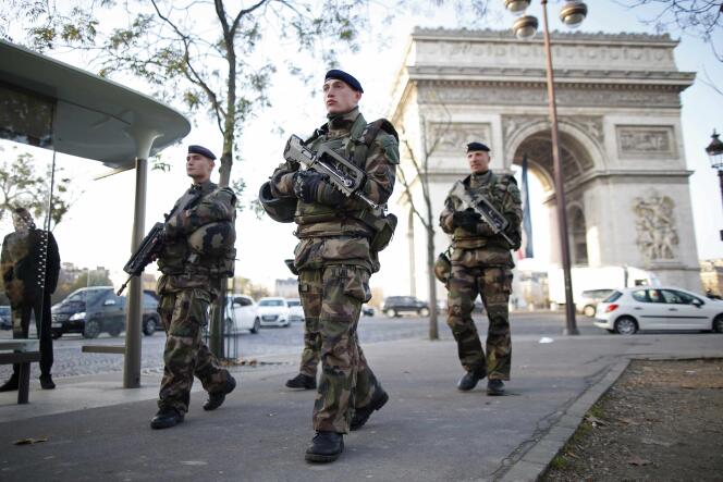 Une patrouille militaire devant l'Arc de Triomphe, le 27 novembre 2015 à Paris.