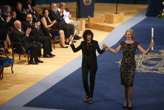 Les généticiennes Emmanuelle Charpentier (à gauche) et Jennifer Doudna, 
lors de la remise du prix Princesse des Asturies, en octobre 2015, à Oviedo, en Espagne.