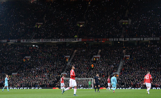 Le 25 novembre 2015, les supporters du match Manchester United contre PSV Eindhoven utilisent leurs téléphones portables pour un hommage lumineux à l'ancien footballeur George Best.