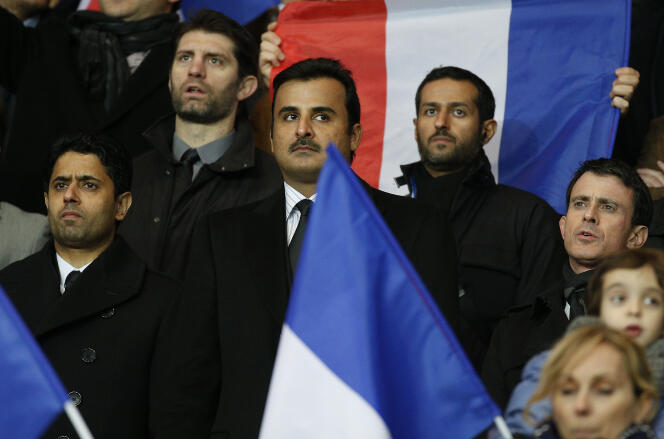 Dans les tribunes du Parc des Princes, lors des hommages aux victimes du 13 novembre, avant PSG-Troyes, samedi 28 (de gauche à droite) : le patron qatari du PSG Nasser Al-Khelaifi, l'émir cheikh Tamim Bin Hamad Al-Thani et le premier ministre français Manuel Valls.