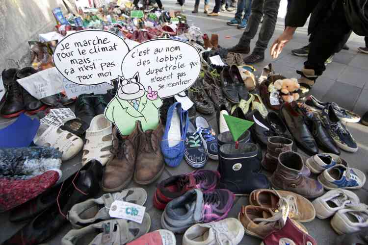 A Paris, alors que les manifestations sont interdites, plusieurs milliers de chaussures ont recouvert dimanche matin la place de la République, d'où devait partir la marche pour le climat.