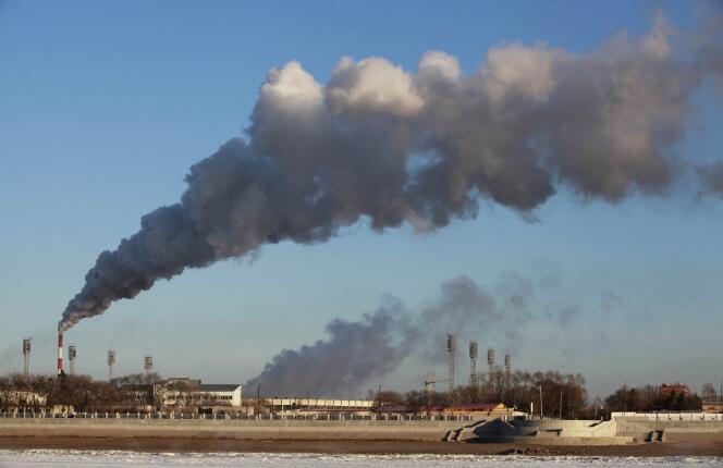 La Chine est le plus gros émetteur de gaz à effet de serre, et notamment à cause de la fumée dégagée par ses usines, comme ici à Heihe.