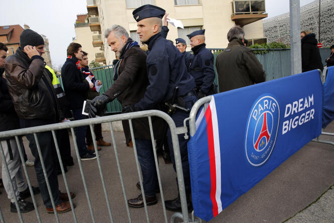 Contrôles de police avant le match PSG-Troyes, à Paris, le 28 novembre.