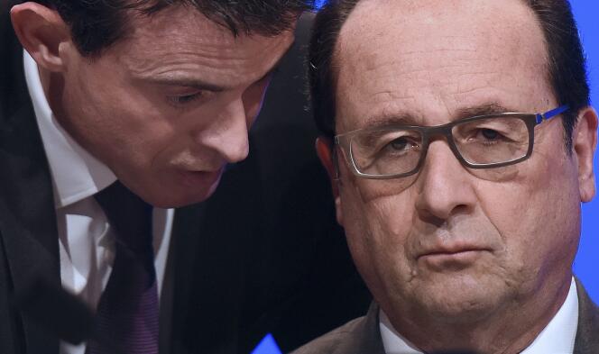 Le premier ministre, Manuel Valls, parle au président de la République, François Hollande, le 18 novembre pendant un meeting avec les maires de France.