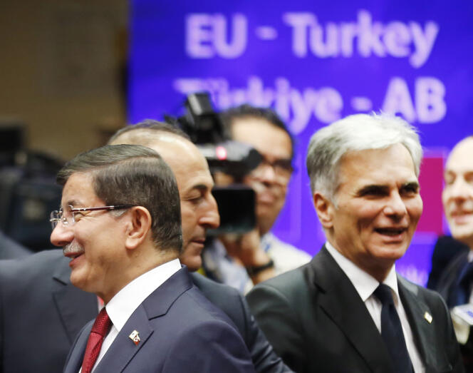 Le premier ministre turc Ahmet Davutoglu et le chancelier autrichien Werner Faymann à Bruxelles, le 29 novembre.