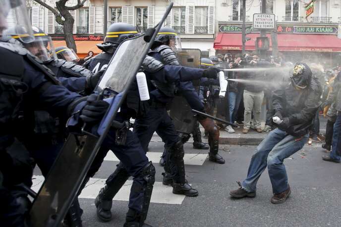 La police s'en prend à un manifestant après l'annulation de la marche pour le climat le 29 novembre 2015 place de la République à Paris.