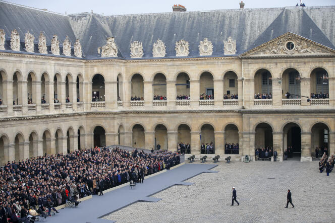 François Hollande préside l'hommage national de la nation aux victimes des attentats du 13 novembre 2015 aux Invalides à Paris, vendredi 27 novembre 2015.