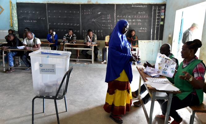 Dans un bureau de vote, à Ouagadougou, le 29 novembre.