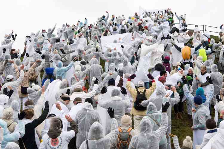 A Munich, les manifestants habillés de blanc pour reproduire un glacier sont rassemblés dans le parc olympique de la ville, dimanche 29 novembre.