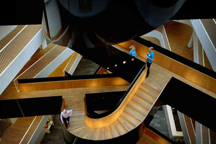 L'escalier en forme de piano cassé dans les nouveaux locaux des Nations Unies à Copenhague. Le batiment, neutre en CO2, est connu pour sa contribution à l'environnement.