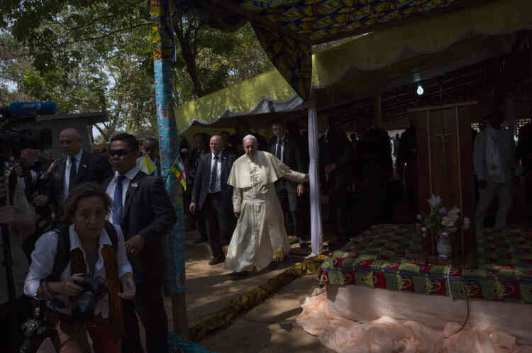 Bangui, le 29 novembre, le pape se rend dans le camp de déplacés de Saint-Sauveur où vivent près de 4000 personnes ayant fuit les violences.