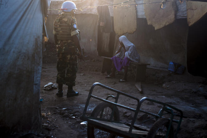 Des soldats de la Minusca sécurisent le site de la mosquée centrale de Bangui où le pape François s’est rendu fin novembre 2015.