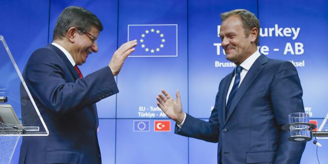Le Premier Ministre turc Ahmet Davutoglu et le Président du Conseil Européen Donald Tusk lors du sommet Union Européenne - Turquie à Bruxelles le 29 novembre 2015.