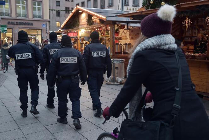 Des policiers patrouillent sur le marché de Noël à Strasbourg le 27 novembre 2015.
