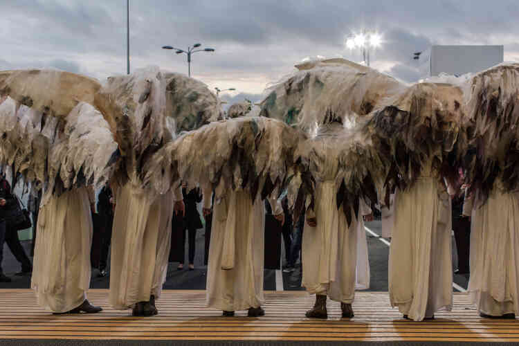 Des militantes australiennes ("les anges-gardiens du changement climatiques") réalisent une performance à l'entrée de la COP21.