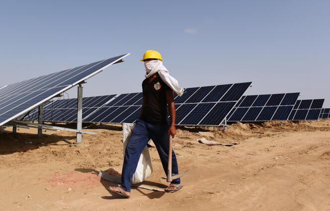 La centrale solaire en construction Roha Dyechem à Bhadla, dans l’Etat du Rajasthan s’inscrit dans la volonté du gouvernement indien de développer les énergies propres.