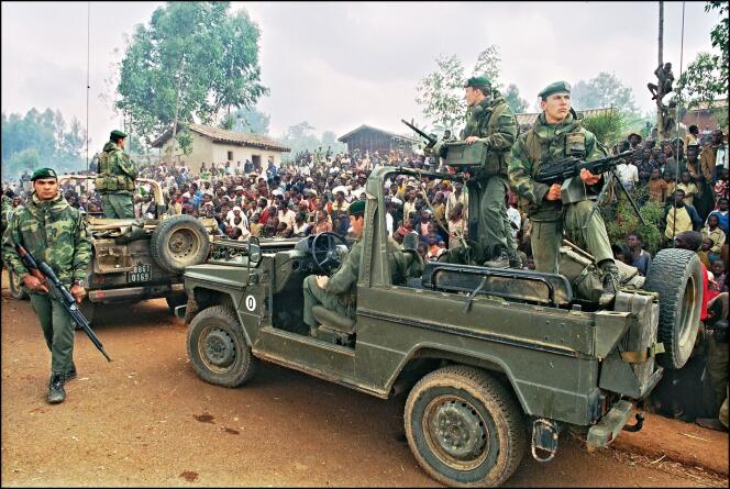 Des militaires français arrivent dans un camp de réfugiés hutu, le 3 juillet 1994.