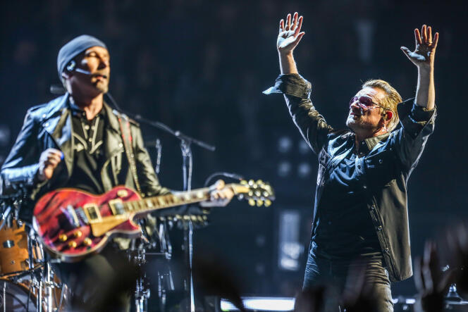 The Edge, à gauche, et Bono, du groupe U2, lors d’un concert à Inglewood, en Californie, le 26 mai 2015.