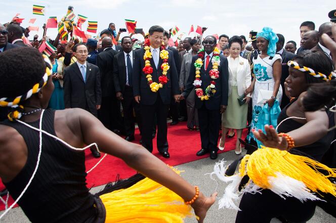 Xi Jinping (au centre, à gauche) et Robert Mugabe (au centre, à droite), lors de l'arrivée du Chinois dans le pays, à Harare, mardi 1er