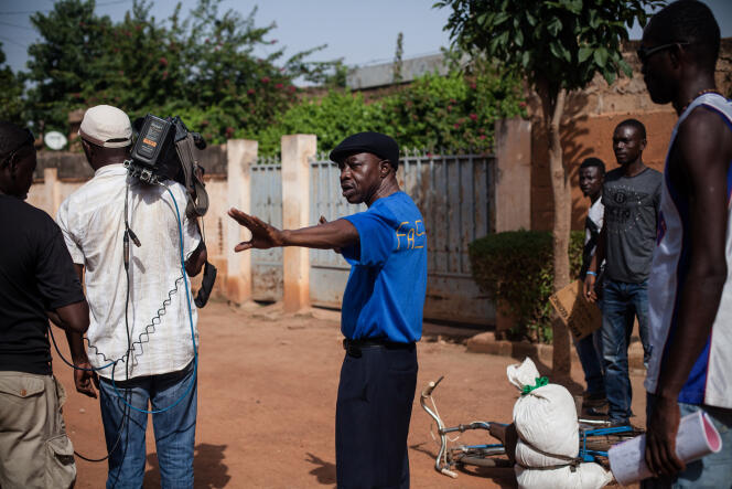 Le réalisateur burkinabé Missa Hébié sur le tournage de sa série 