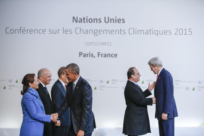 Cérémonie d’accueil de la COP21 au Bourget le lundi 30 novembre 2015, avec Barack Obama et John Kerry.