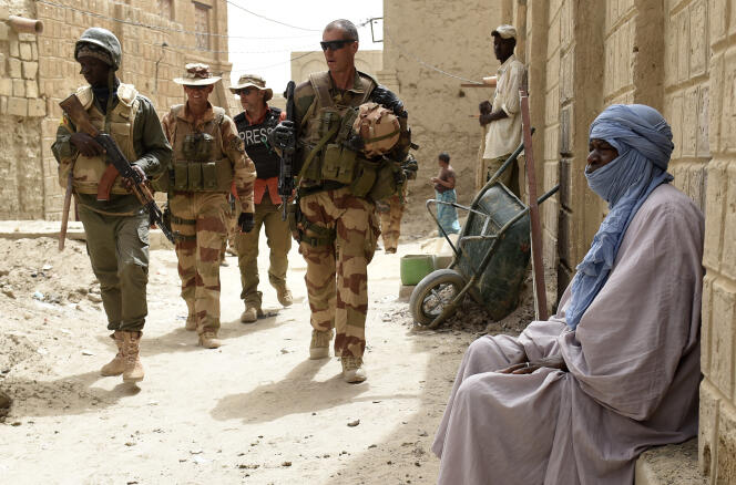 Des soldats de de l'armée française et de l'armée malienne, en patrouille le 6 juin 2015 à Tombouctou.