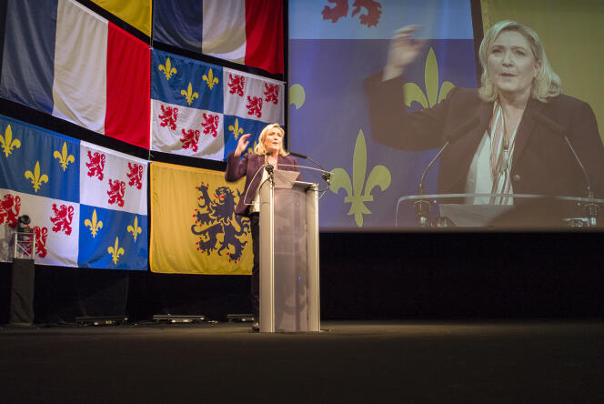 Pendant le dernier meeting de la campagne de Marine Le Pen pour les élections régionales 2015 à Lille le 30 novembre. La président du FN menace de couper les subventions régionales à 