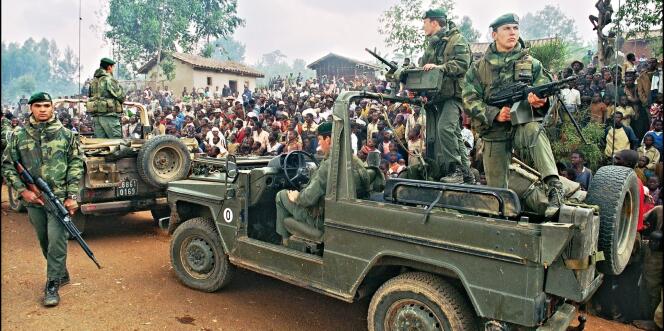 Photo datée du 3 juillet 1994, sur laquelle des soldats français arrivent à un camp de réfugiés à Butare.