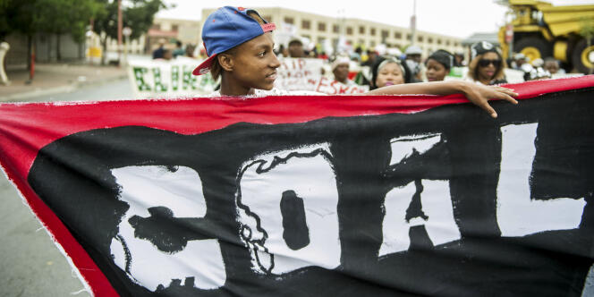 Environ 700 militants écologistes ont manifesté leur opposition au maintien des énergies fossiles, dont le charbon (« coal » en anglais), le 28 novembre 2015 dans le centre-ville de Johannesburg, en Afrique du Sud.