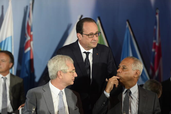 Victorin Lurel, président (PS) sortant du conseil régional de Guadeloupe, avec François Hollande et Claude Bartolone, le  9 mai 2015 à Fort-de-France.