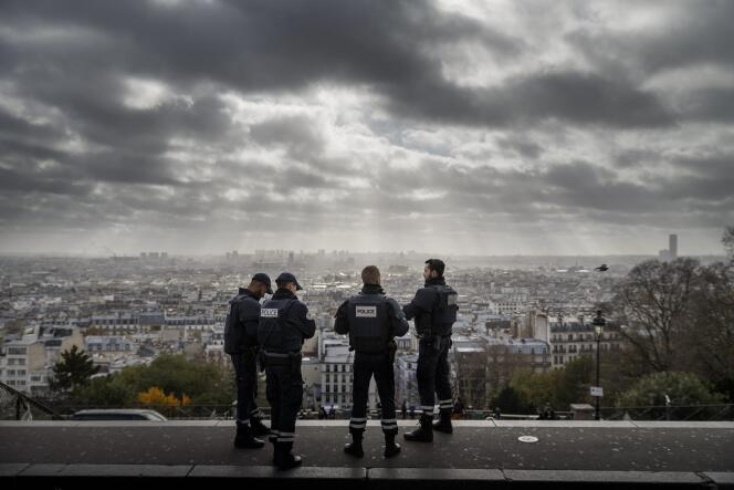 Des policiers à Paris le 18 novembre 2015.