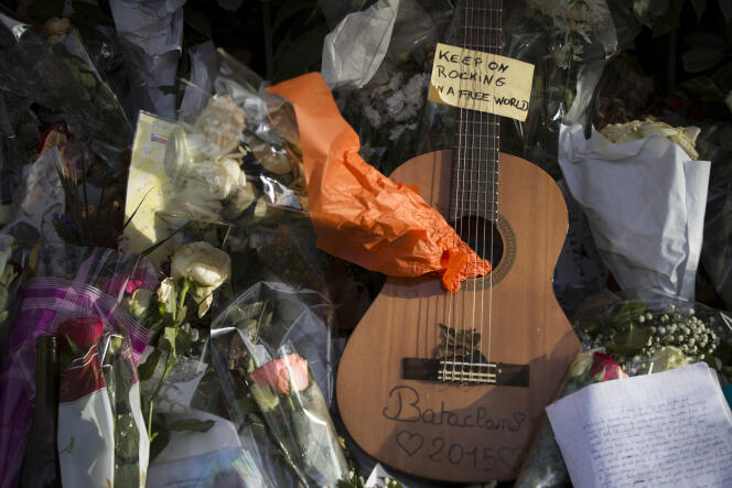 De nombreux bouquets de fleurs ont été déposés devant le Bataclan après les attentats du 13 novembre.