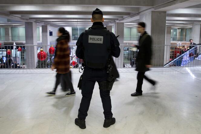 Des policiers à l'aéroport de Roissy-Charles de Gaulle le 3 décembre 2015.