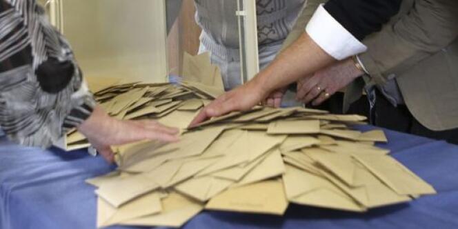 Des bulletins de vote dans les urnes