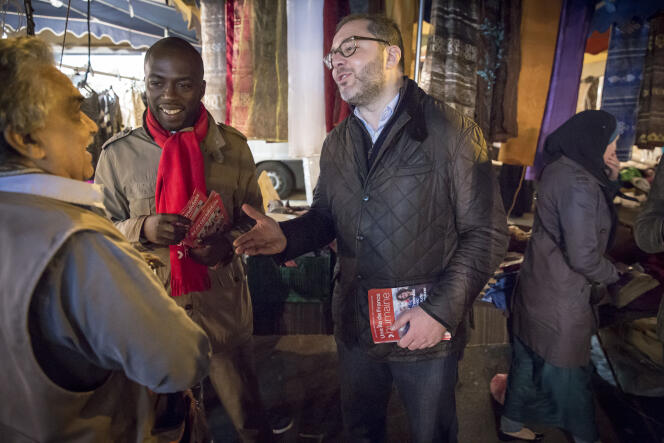 Rachid Temal, tête de liste, et Ali Soumaré, numéro trois sur la liste du Parti socialiste pour les élections régionales dans le Val-d'Oise, en campagne sur le marché de la place Berlioz à Villiers-le-Bel, mardi 10 novembre 2015