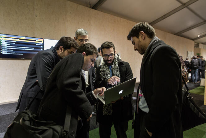 Des délégués révisent des textes devant une salle de réunion durant la COP21 au Bourget près de Paris le 3 décembre 2015.